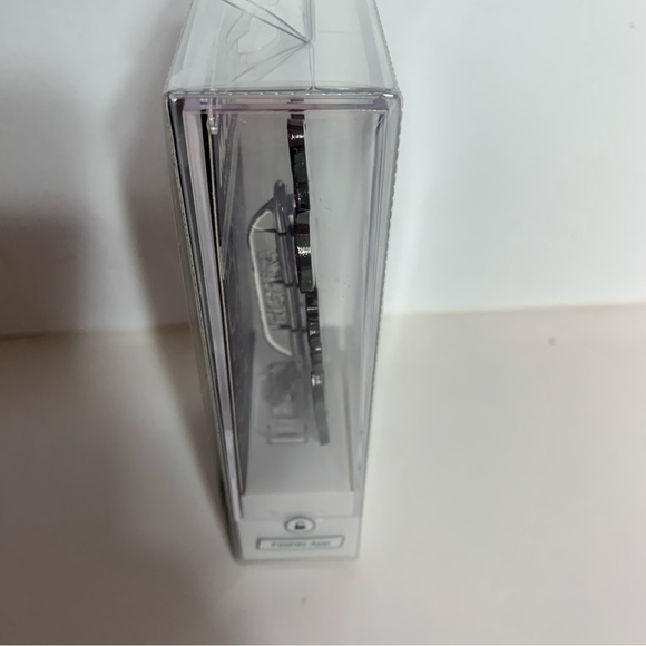 NWT. Disney Minnie Mouse FiGPiN collectible pin
Minnie wears a glittering dress - Picture 4 of 5